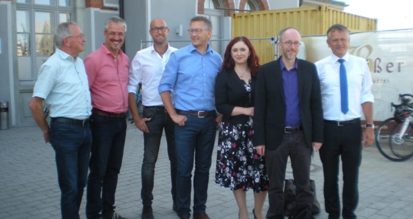 Auf dem Bild sind die Bundestagsabgeordneten Agnieszka Brugger und Matthias Bastel (beide BÜNDNIS 90 / DIE GRÜNEN) mit Leutkirchs Oberbürgermeister Henle und Vertretern des Bürgerbahnhofs Leutkirch zu sehen.