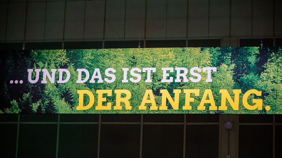 Zeigt das Hintergrundbild der Bühne bei der Bundesdelegiertenkonferenz in Hannover:Und das ist erst der Anfang.